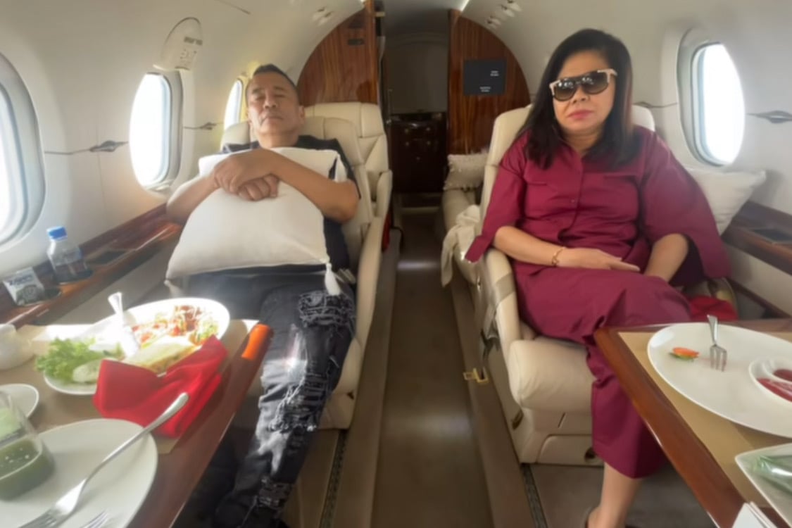 Hotman Paris Pakai Private Jet Terbang ke Singapura Hari Ini, Ditemani Istri Tersayang   