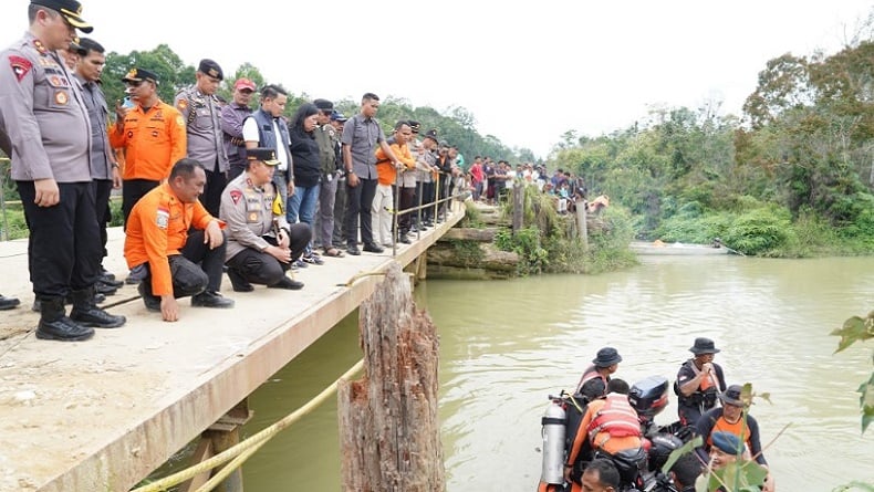 Kapolda Riau Pimpin Pencarian Korban Kecelakaan Truk Masuk Sungai di Pelalawan, 6 Tewas