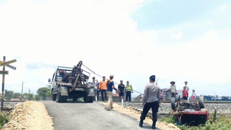 Kecelakaan di Pelintasan Kereta Api, Mobil Pikap Tertabrak KA Batara Kresna di Sukoharjo