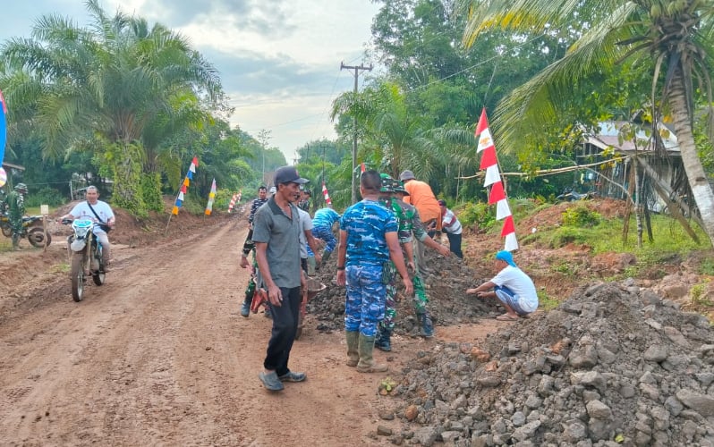 Pengerasan Jalan Jadi Sasaran Utama TMMD ke-123 di Desa Talusi