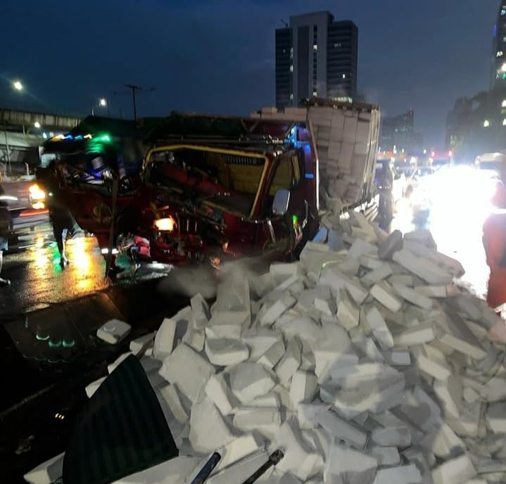 Truk Muatan Hebel Ringsek Tabrak Pembatas Flyover Pancoran, Ada Korban Jiwa