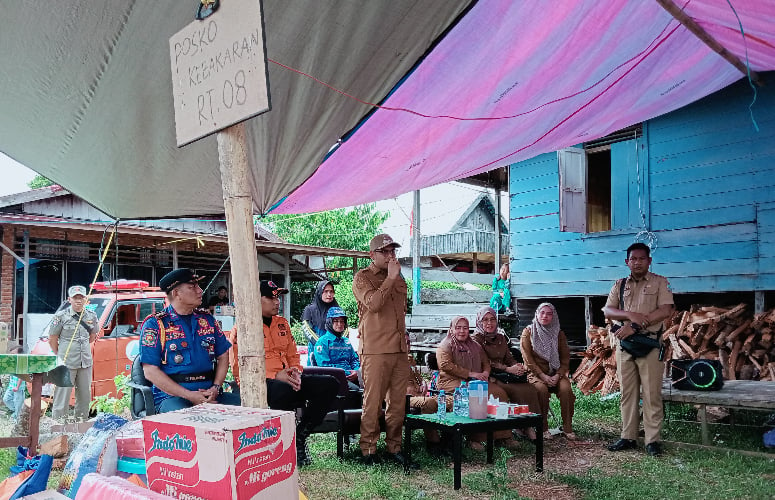 Wabup Kotabaru Serahkan Bantuan bagi Keluarga Terdampak Kebakaran Gunung Mandar