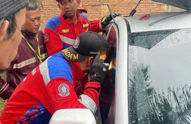 Viral Bocah 3 Tahun Terkunci Dalam Mobil di Bandung, Evakuasi Dramatis