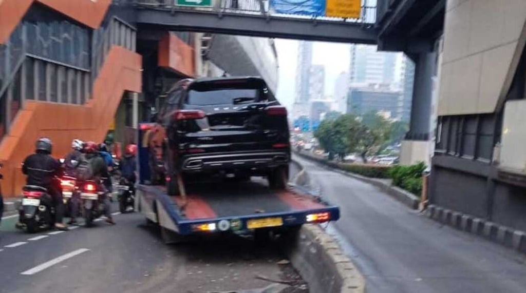 Jalan MT Haryono Jaksel Macet Pagi Ini gegara Truk Towing Tabrak Separator Busway