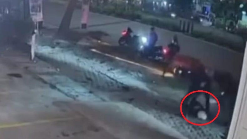 Viral Pemuda di Bandung Dikeroyok Geng Motor hingga Tak Sadarkan Diri