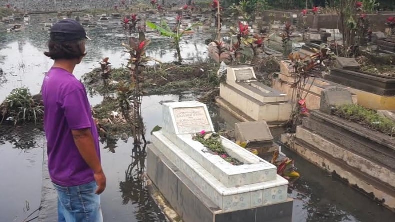 Tanggul Sungai Cikapundung Jebol, Ribuan Makam di Bojongsoang Terendam Banjir