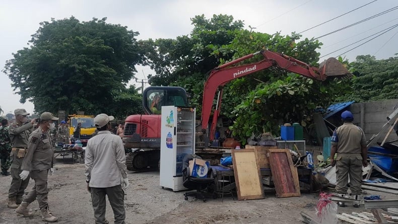 63 Bangunan Liar di Gerbang Tol Karawang Timur Dibongkar