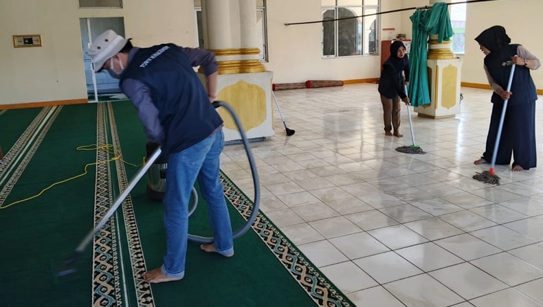 Tim Peduli Masjid Bersihkan Masjid Nurul Yaqin Cigombong, Bukti Kepedulian KEK MNC Lido City