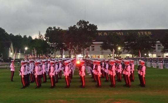 Hujan Deras Iringi Parade Senja Retreat Kepala Daerah di Akmil Magelang