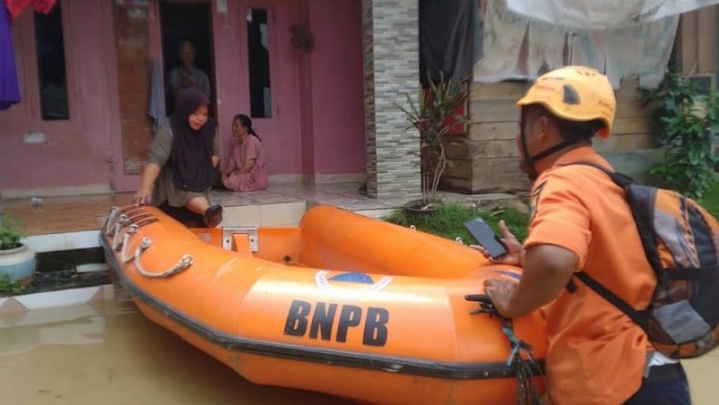 Banjir Setinggi 1 Meter di Karawang, 150 KK Terpaksa Mengungsi jelang Ramadan