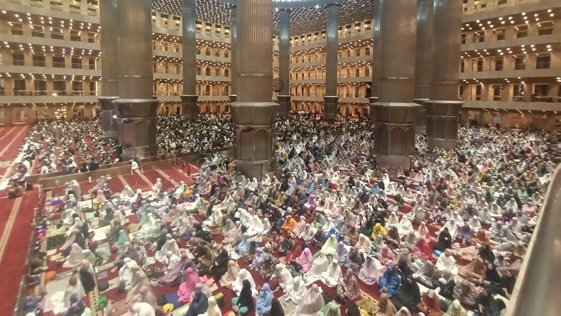 Salat Tarawih Perdana, Umat Islam Padati Masjid Istiqlal Jakarta