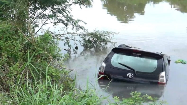 Minibus Terjun ke Kanal Air Sedalam 10 Meter saat Hujan di Makassar, Sopir Tewas