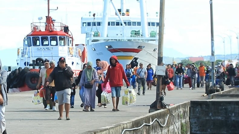 Ingin Puasa Pertama Bersama Keluarga, Ribuan Pemudik Tiba di Pelabuhan Nusantara Parepare