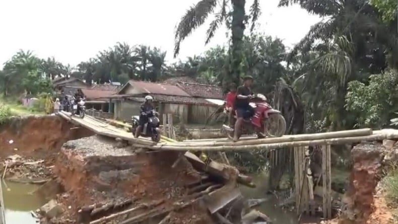 Jembatan Desa di Muarojambi Ambruk Diterjang Banjir, Aktivitas Warga Lumpuh