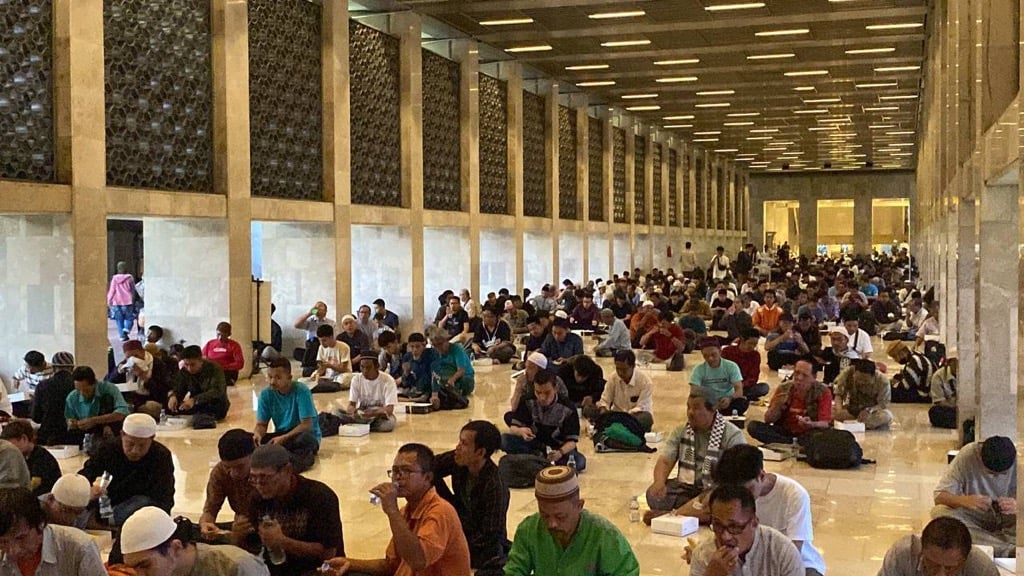 Suasana Masjid Istiqlal Dipenuhi Ribuan Orang Bukber di Hari Pertama Puasa   