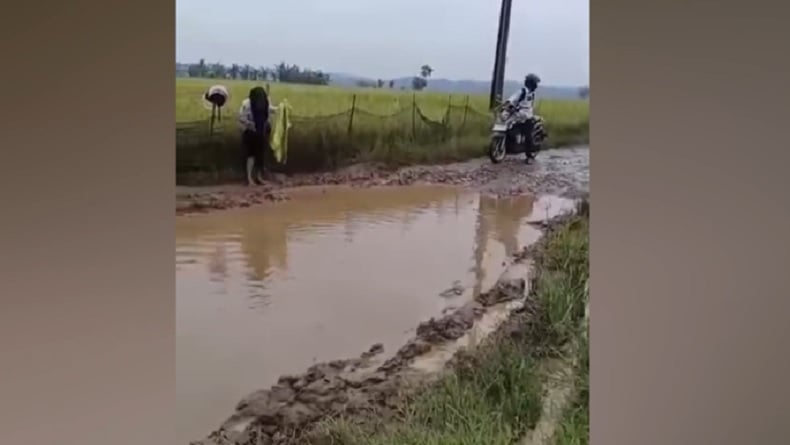 Viral Guru Menangis Histeris setelah Jatuh di Jalan Rusak Berlumpur di Desa Cimoyan Pandeglang