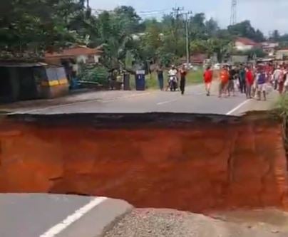 Jalinsum Sumbar-Jambi Putus Diterjang Banjir Bandang, Arus Lalin Dialihkan