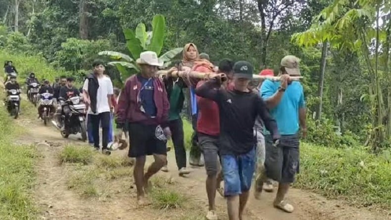 Viral Ibu Hamil di Polman Ditandu 15 Km, Warga sampai Buka Puasa di Tengah Hutan