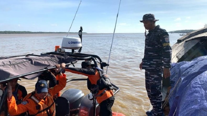 Kapal Nelayan Tabrak Tongkang di Jambi, 2 Orang Selamat 3 Hilang