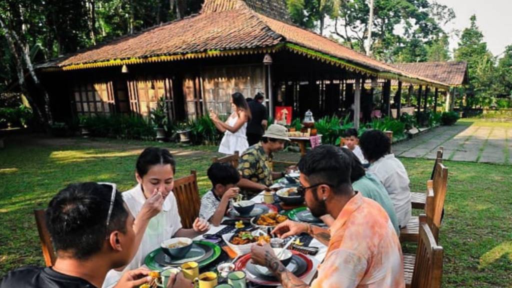 120 Kata-kata Bukber Bersama Teman yang Anti Mainstream   