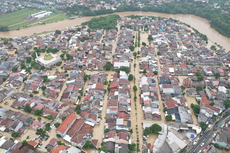 Pilu! Sekeluarga Tersengat Listrik saat Banjir di Bekasi, 1 Tewas