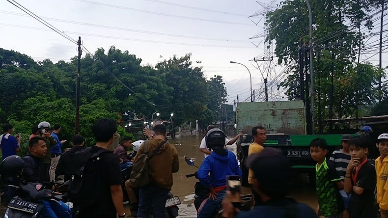 Banjir di Bekasi, Jalan Perjuangan Babelan Tak Bisa Dilalui Kendaraan Bermotor