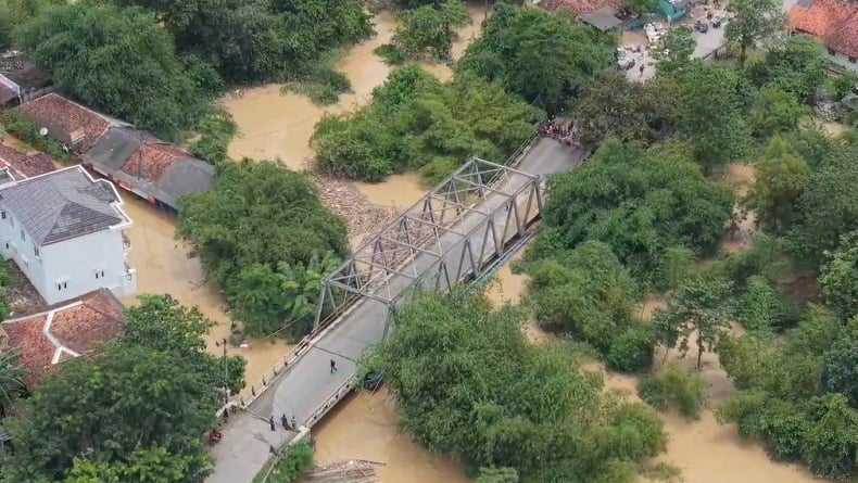 Banjir Kiriman dari Bogor Sebabkan Jembatan Cicango Karawang Rusak, Puluhan Truk Terjebak Macet