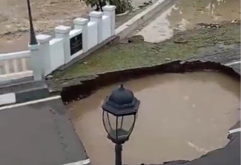 Bak Lubang Meteor, Jembatan Kemang Pratama Bekasi Amblas gegara Banjir