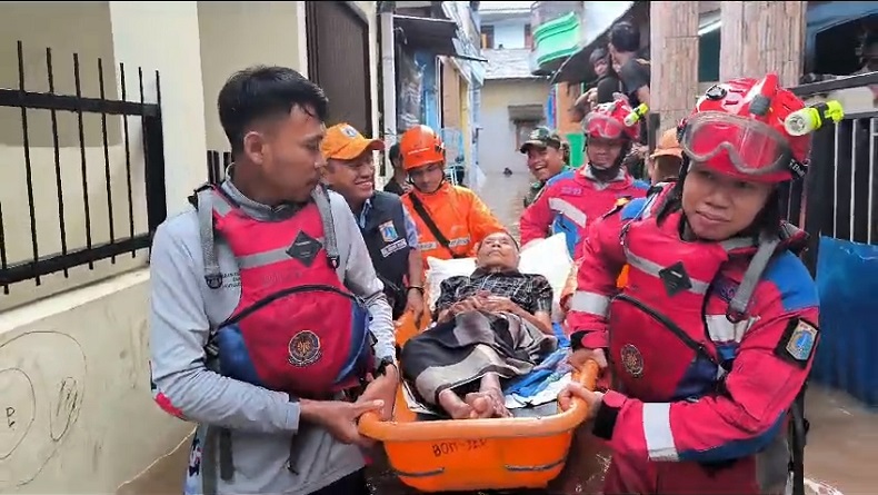 Banjir Villa Nusa Indah Bekasi, Lansia Dievakuasi Pakai Tandu