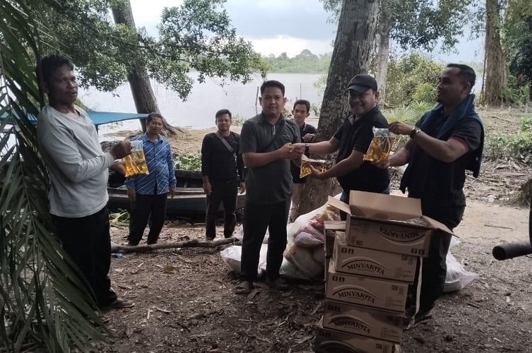 Dilanda Banjir, PT Madukoro Lestari Beri Bantuan Sembako di Desa Pangkalan Terap