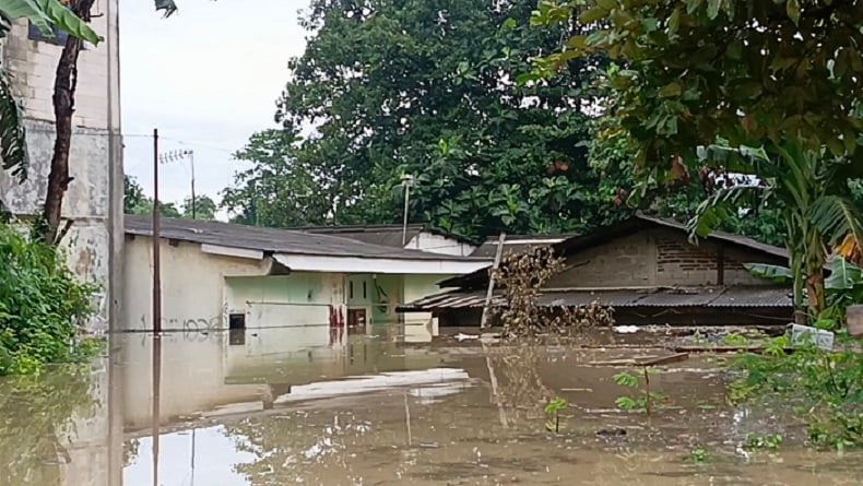 Penampakan Rumah di Bekasi Timur Terendam Banjir, Air Hampir Sentuh Atap