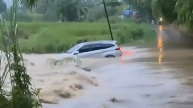 Viral Mobil Nekat Terobos Banjir di Bekasi, Akhirnya Terbawa Arus Deras