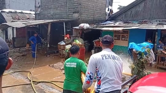 Banjir Pejaten Timur Surut, Warga Bersihkan Lumpur Dibantu Damkar