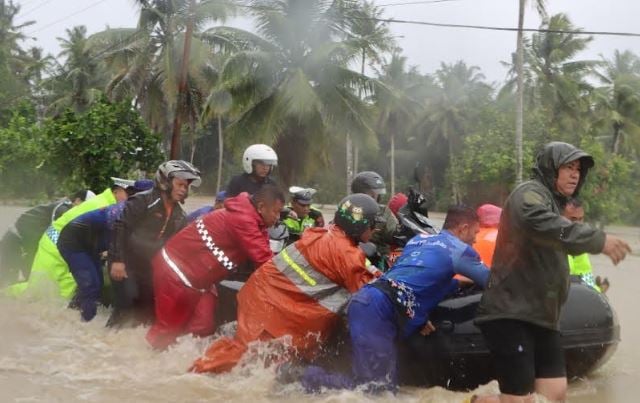 Dramatis, Evakuasi Ratusan Warga Terjebak Banjir di Nias Selatan