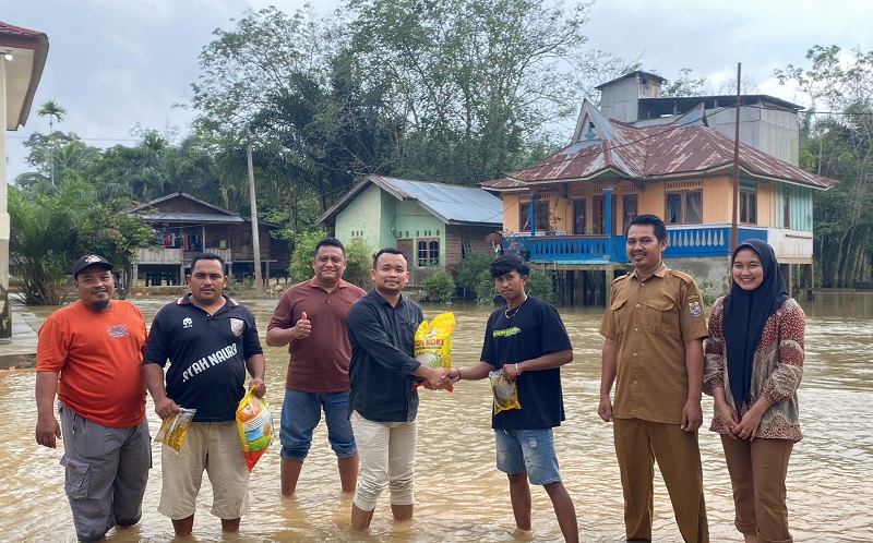 PT Rimba Peranap Indah dan PT Rimba Lazuardi Salurkan Bantuan Banjir
