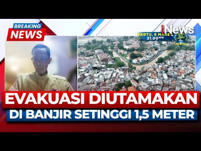 Momen Petugas Terus Evakuasi Korban Banjir di Jakarta