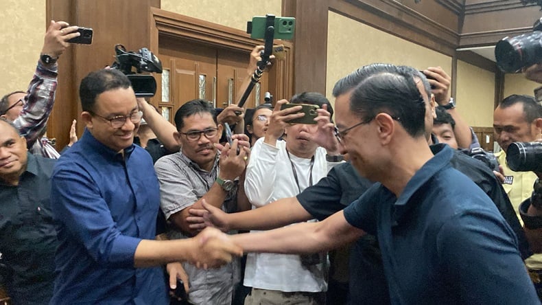 Momen Anies Bertemu Tom Lembong di Ruang Sidang, Jabat Tangan dan Saling Senyum