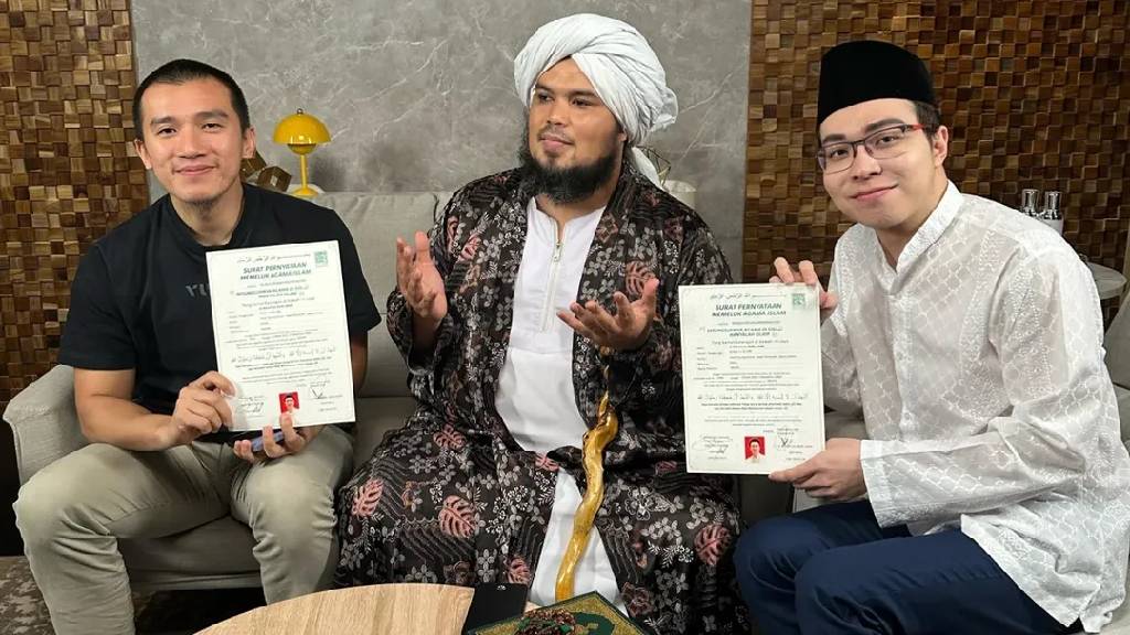 Fix! Dokter Richard Lee Resmi Mualaf, Ustaz Felix Siauw Jadi Saksi