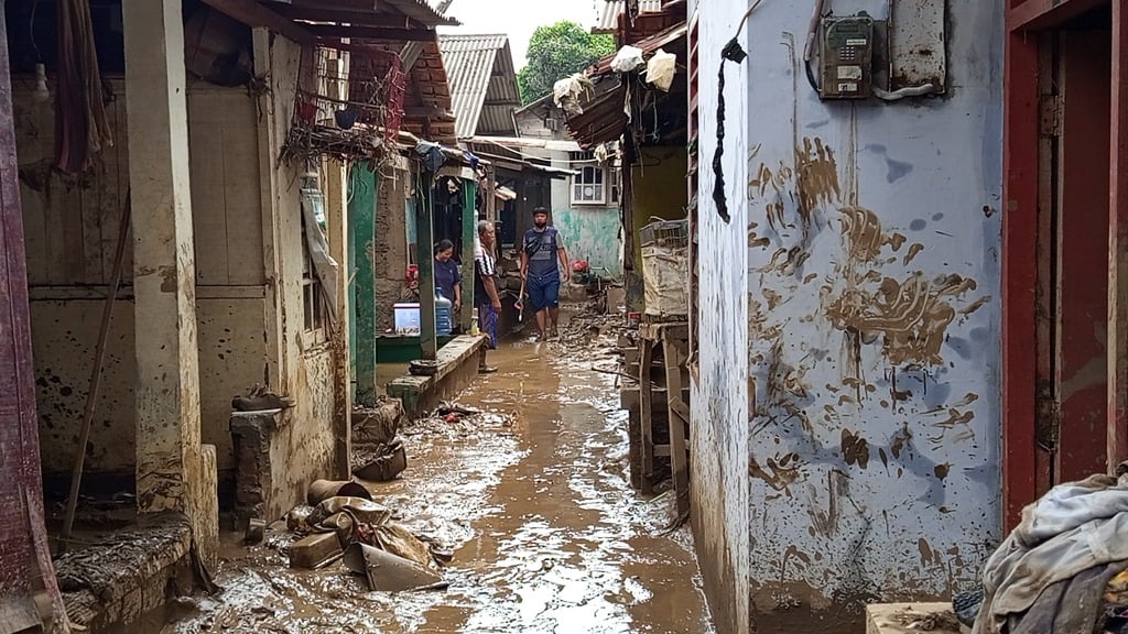 Usai Terdampak Banjir, Warga Bekasi Kini Kesulitan Bersihkan Lumpur di Rumah