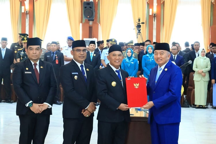 Bupati dan Wabup Kotabaru Terima SK Mendagri di Gedung Mahligai Pancasila