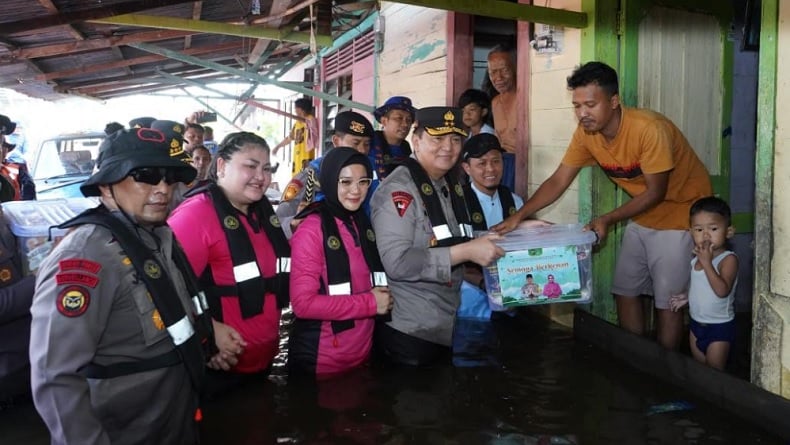 Tinjau Lokasi Banjir di Pekanbaru, Kapolda Riau Pastikan Kebutuhan dan Keamanan Warga