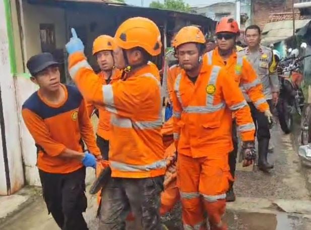 Pilu! Jasad Ibu dan Anak Korban Banjir Sukabumi Ditemukan Berpelukan