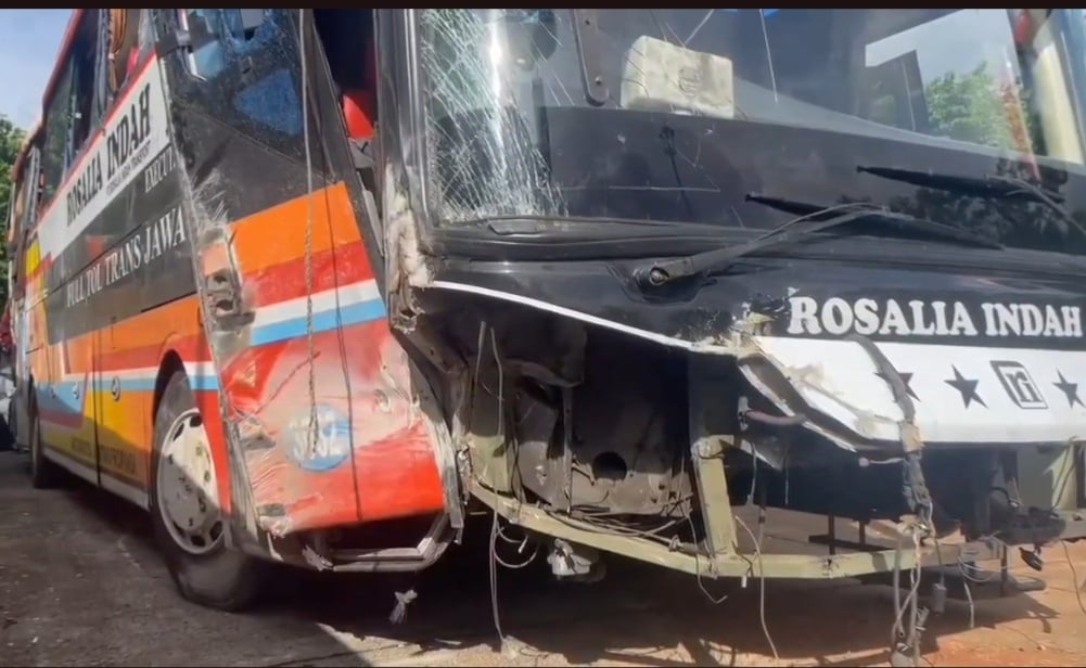 Bus Rosalia Indah Terguling usai Hindari Truk di Tol Batang-Semarang, 3 Luka-luka