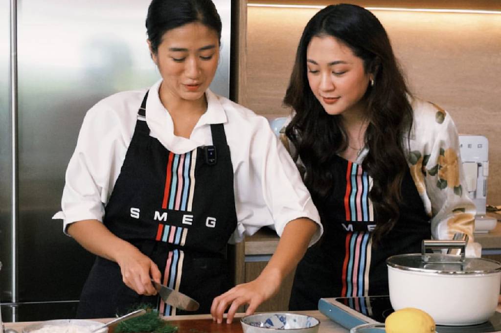 Viral Sherina Munaf dan Chef Renatta Moeloek Masak Bareng Bikin Turkish Eggs