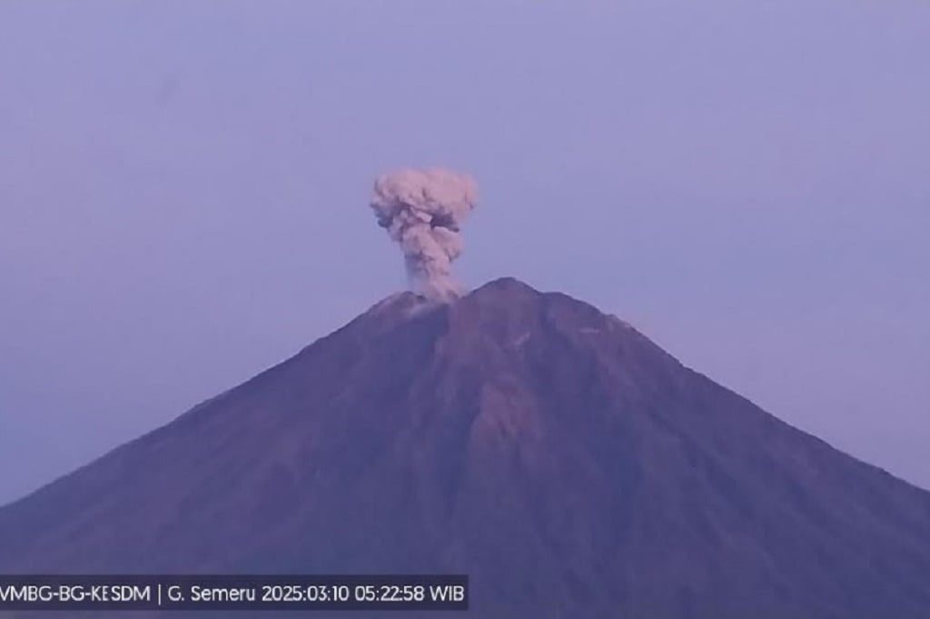 Gunung Semeru Erupsi Hari Ini, Luncurkan Abu Vulkanis Setinggi 1 Km