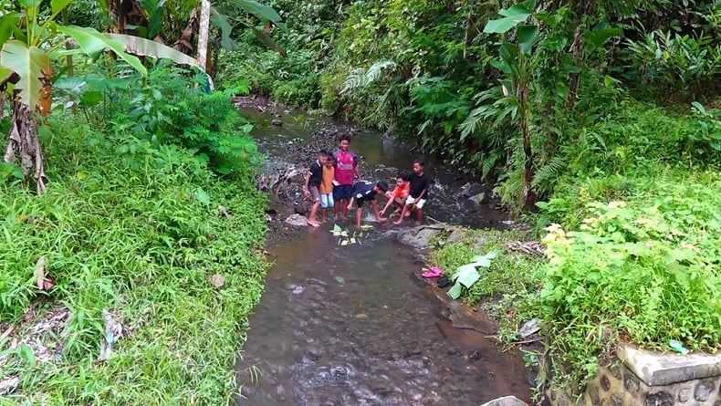 Ngabuburit Seru dan Unik Anak-Anak Lereng Gunung Semeru, Balapan Perahu di Sungai