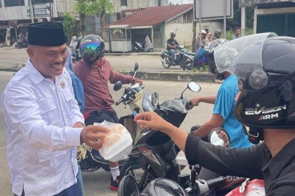 Semangat Berbagi di Ramadan, Partai Perindo Bengkalis Bagikan Ratusan Takjil