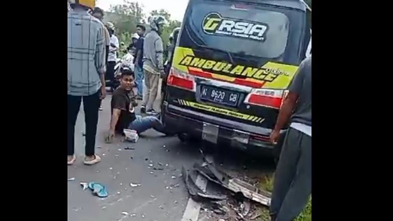 Ambulans Bawa Ibu Usai Melahirkan Tabrak Motor di Bangkalan, 1 Orang Tewas