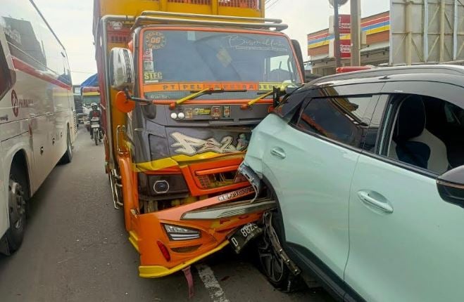 Tabrakan Beruntun Truk Diesel Hantam Mobil Listrik dan Ambulans di Nagreg Bandung