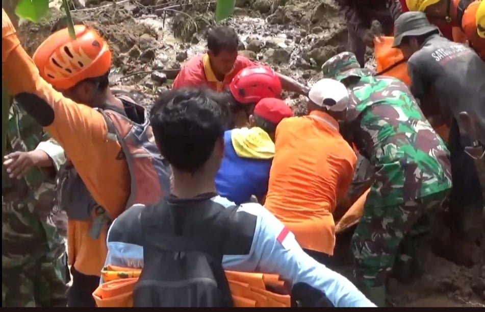 Petani di Brebes Tewas Tertimbun Longsoran Tebing Setinggi 100 Meter